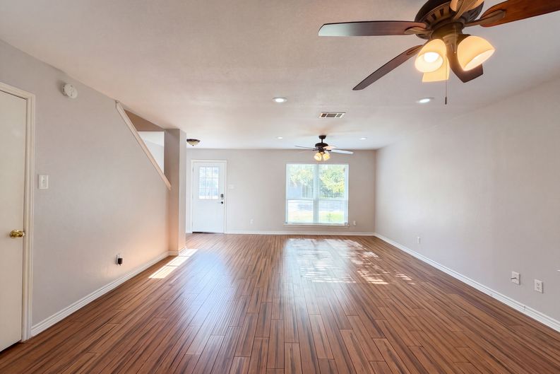 Photo 8 of 16 of 1722 Woods Blvd, Round Rock, TX