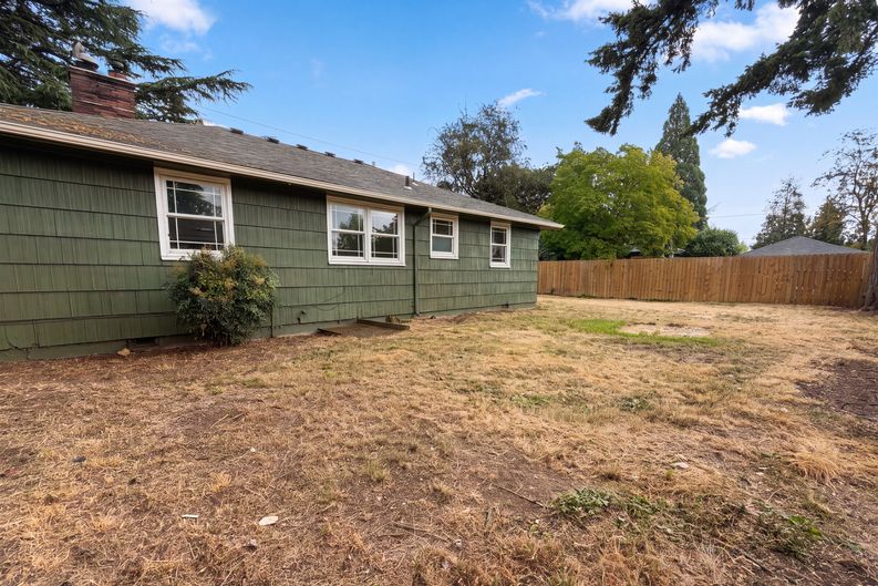 Photo 5 of 16 of 11650 NE Glisan St, Portland, OR