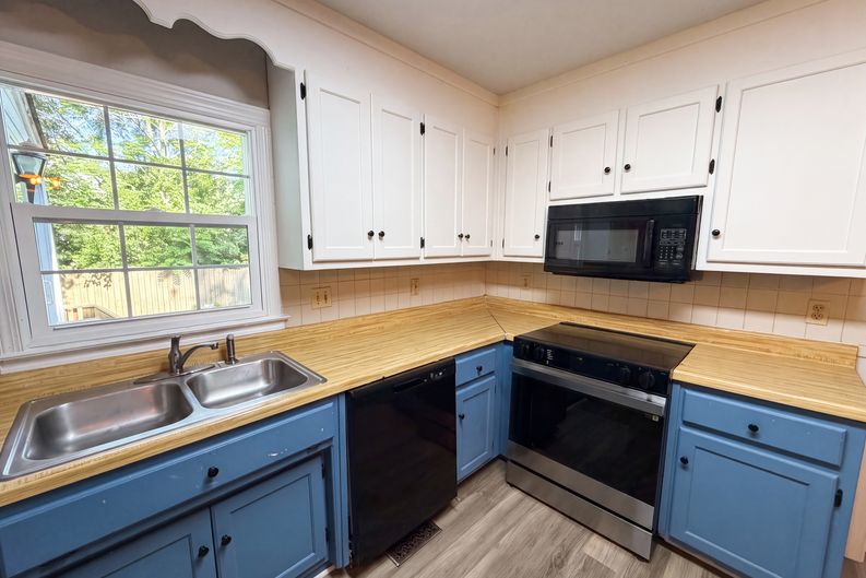 Photo 9 of 16 of 10912 Belvoir Rd, Chester, VA