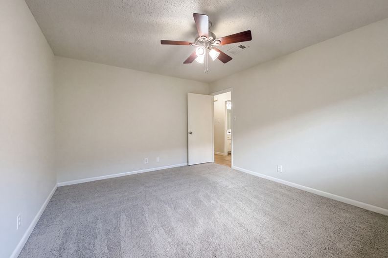 Photo 11 of 17 of 8 Sunnybrook St, Angleton, TX