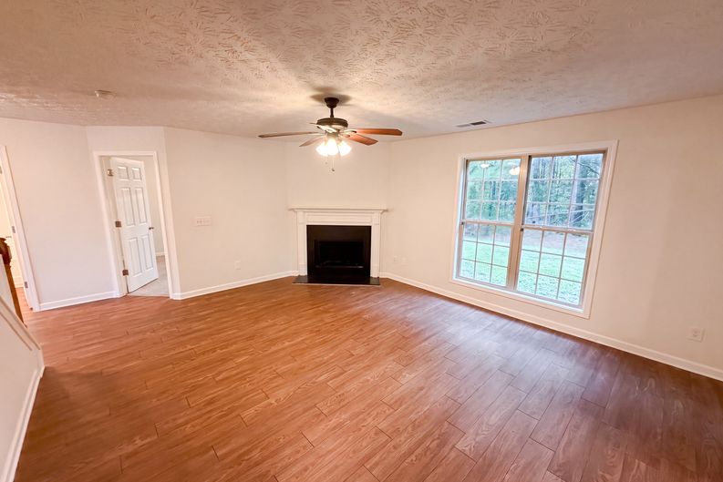 Photo 7 of 28 of 5747 Union Pointe Dr, Union City, GA