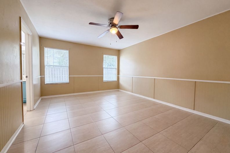 Photo 7 of 24 of 944 NW 87th Dr, Gainesville, FL