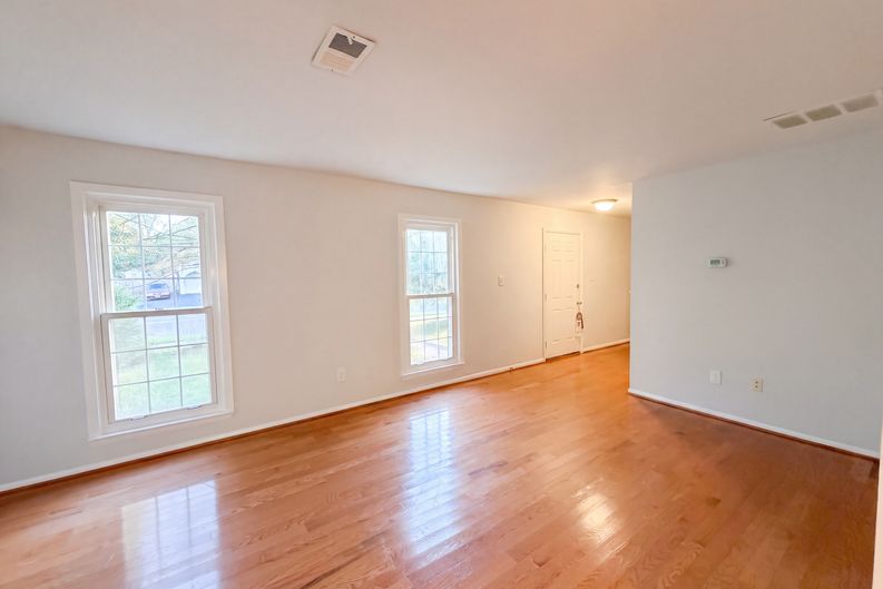 Photo 6 of 28 of 662 Herndon Pkwy, Herndon, VA