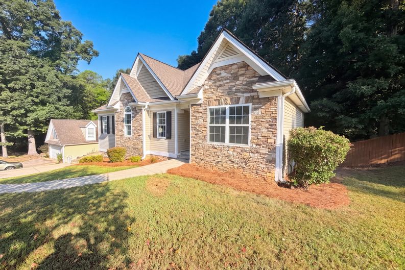 Photo 23 of 27 of 1412 White Oak Trce, Loganville, GA