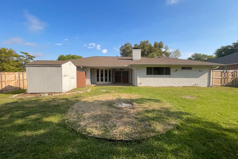Photo 5 of 19 of 2800 N Surrey Dr, Carrollton, TX