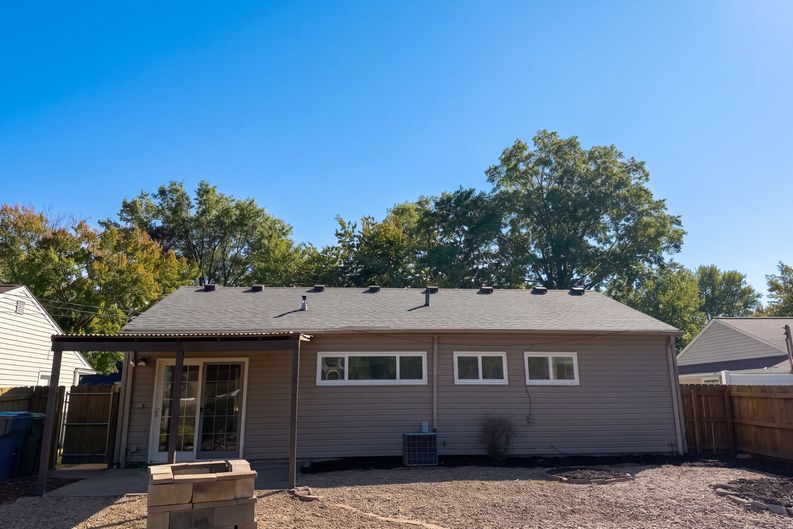 Photo 5 of 18 of 9022 Manorford Dr, Cleveland, OH