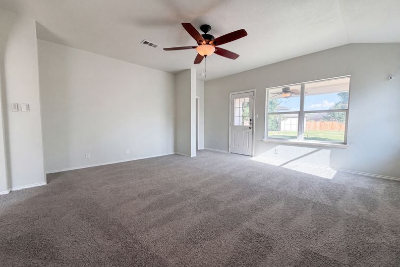 Photo 9 of 16 of 2886 Oakbranch Rdg, New Braunfels, TX