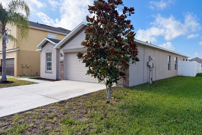 Photo 10 of 28 of 1969 Hawks View Dr, Ruskin, FL