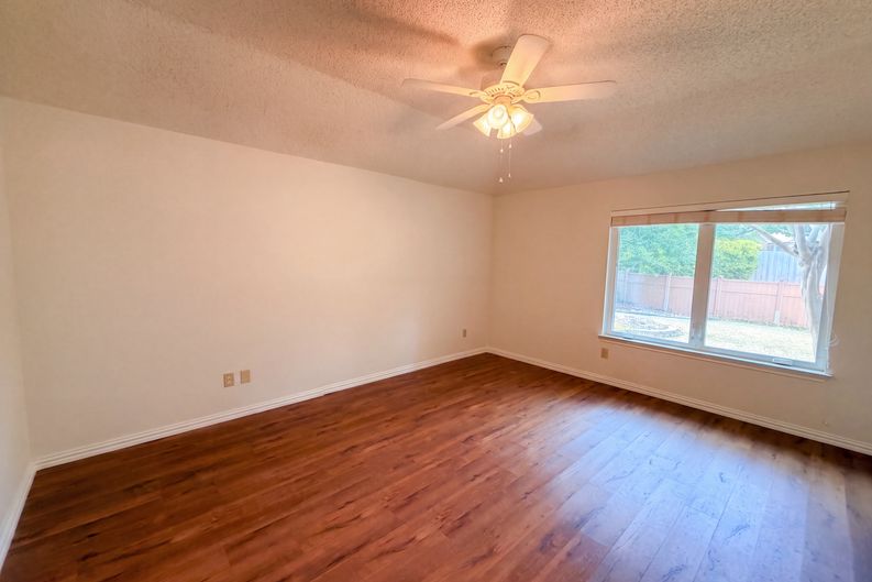Photo 4 of 20 of 301 Hillside Ct, Garland, TX