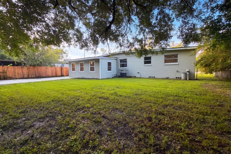 Photo 19 of 26 of 6535 Lou Dr N, Jacksonville, FL