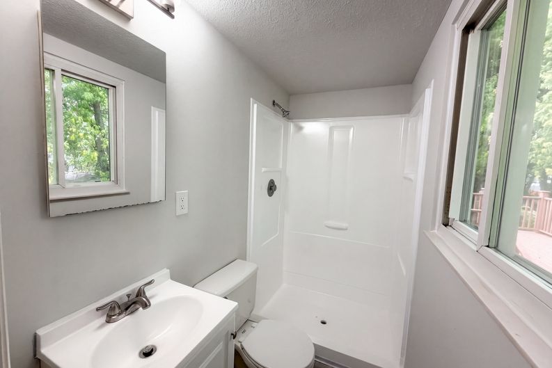 Photo 12 of 18 of 918 Bremerton Dr, Indianapolis, IN