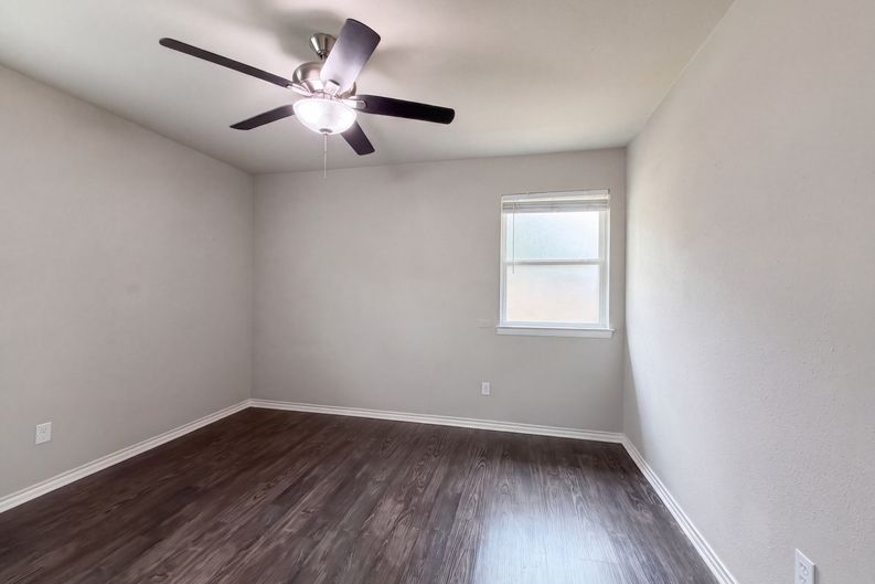 Photo 13 of 20 of 330 E Coral Way, Grand Prairie, TX