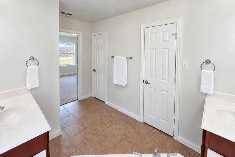Photo 13 of 28 of 124 Lonesome Dove Ln, Forney, TX