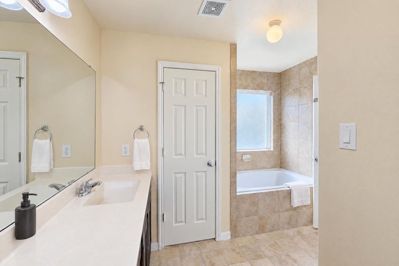 Photo 11 of 26 of 6516 Stoney Creek Dr, Pasadena, TX