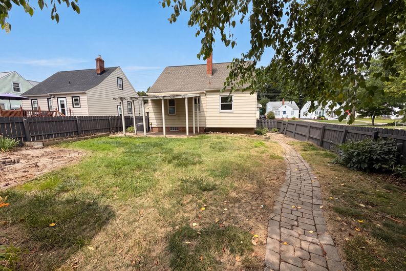 Photo 5 of 24 of 6437 Westminster Dr, Cleveland, OH