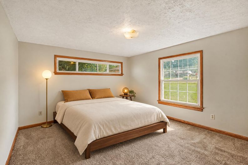 Photo 4 of 28 of 811 Leecrest St NW, Massillon, OH