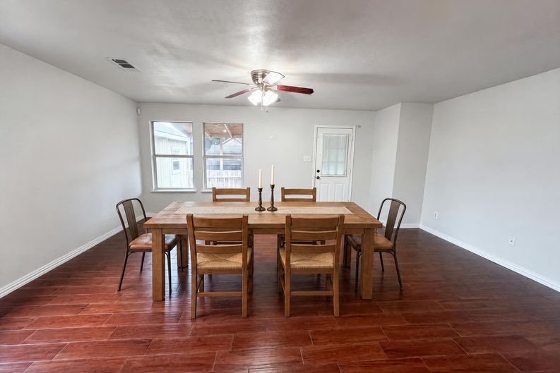 Photo 6 of 19 of 111 Forest Park Ln, Red Oak, TX