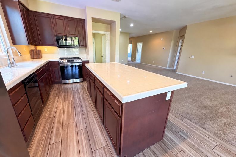 Photo 7 of 24 of 3136 Hibiscus Pt, Hemet, CA