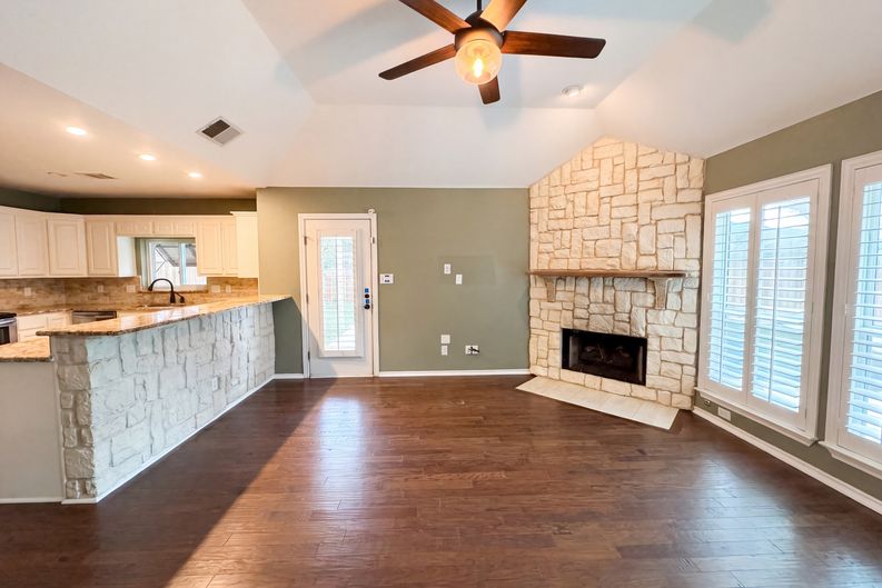 Photo 3 of 18 of 1416 Willow Wood Dr, Carrollton, TX