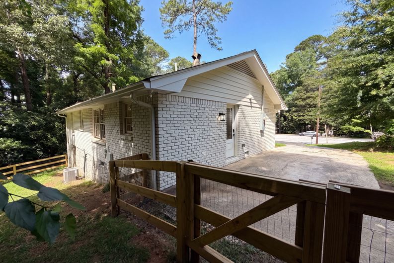 Photo 5 of 23 of 2320 Capehart Cir NE, Atlanta, GA