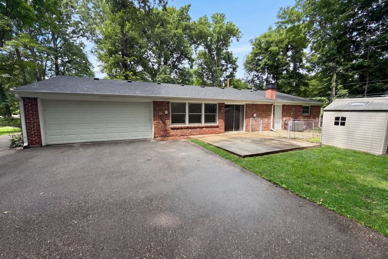 Photo 5 of 23 of 1537 W 74th Pl, Indianapolis, IN