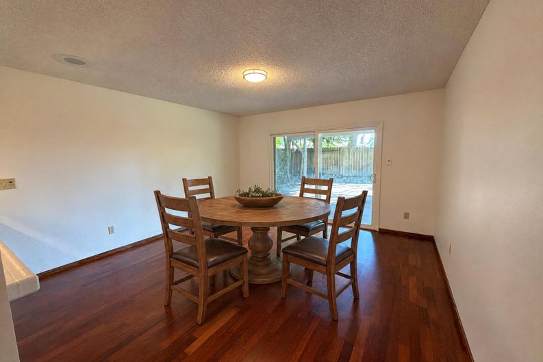 Photo 3 of 36 of 6800 Havenhurst Dr, Sacramento, CA