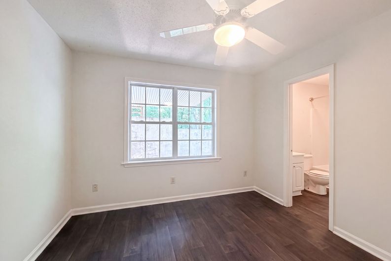 Photo 11 of 17 of 221 Grandview Dr, Statesville, NC