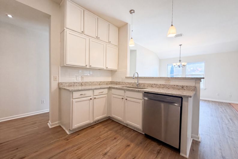 Photo 8 of 16 of 1620 Sunview Cir, New Braunfels, TX