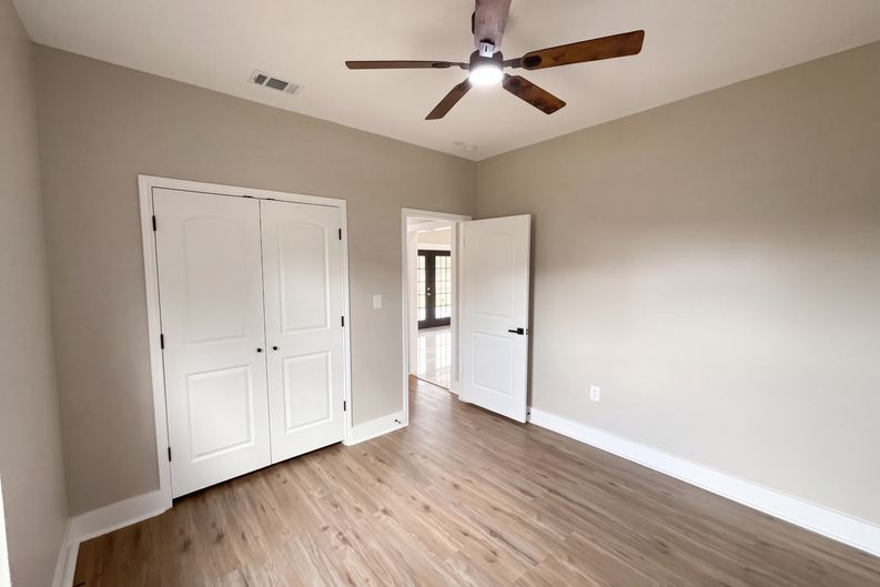 Photo 17 of 25 of 185 E Medium Meadow Dr, Lytle, TX