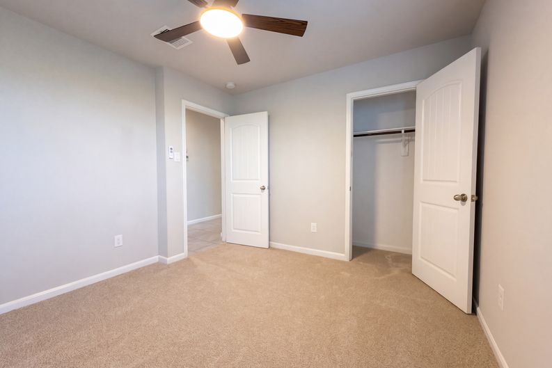 Photo 14 of 24 of 8322 Oakleaf Meadow Ct, Rosharon, TX