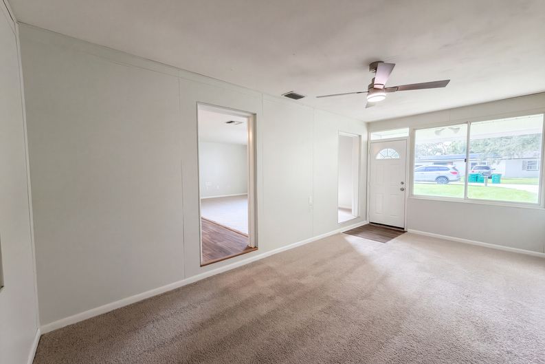 Photo 13 of 24 of 411 W Seminole Ave, Eustis, FL