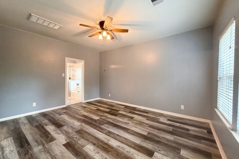 Photo 9 of 22 of 18664 Legend Oaks Dr, Magnolia, TX