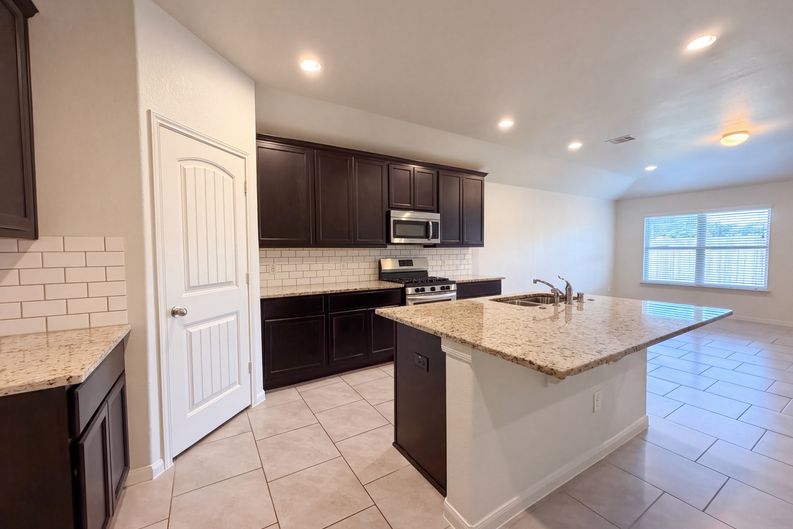 Photo 9 of 16 of 8126 Gambrel Way, Rosharon, TX