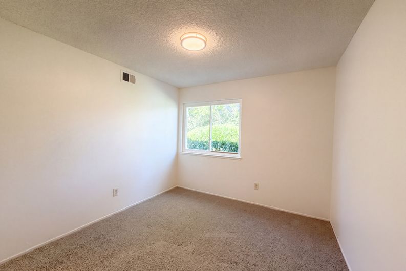 Photo 19 of 36 of 6800 Havenhurst Dr, Sacramento, CA