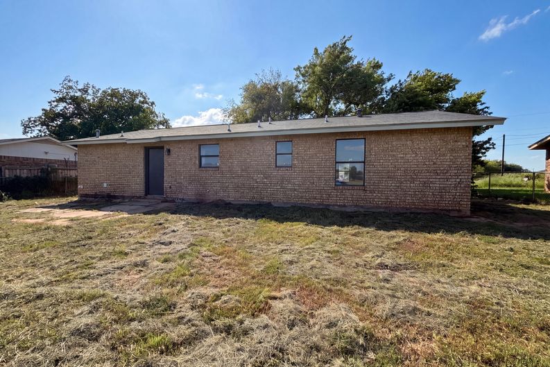 Photo 5 of 16 of 1308 Longhorn Dr, Floresville, TX