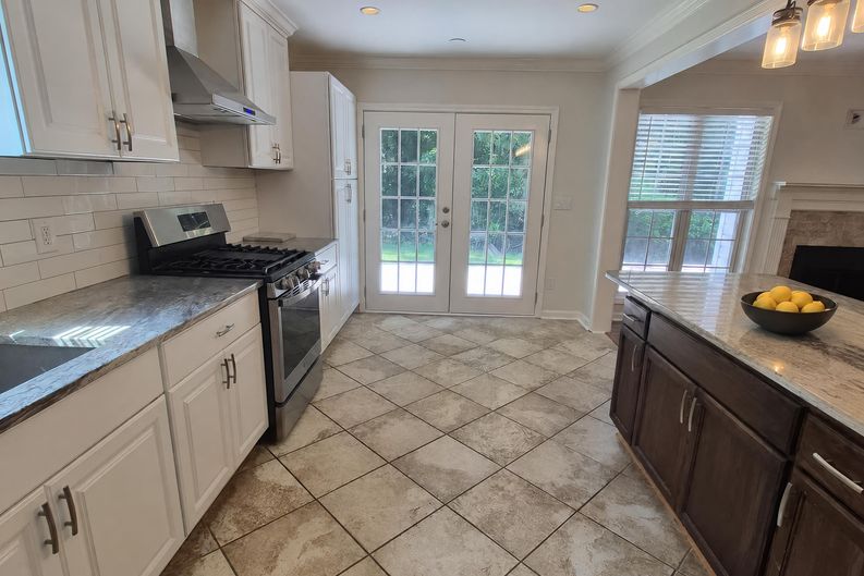 Photo 11 of 34 of 709 Sunny Field Ln, Lawrenceville, GA