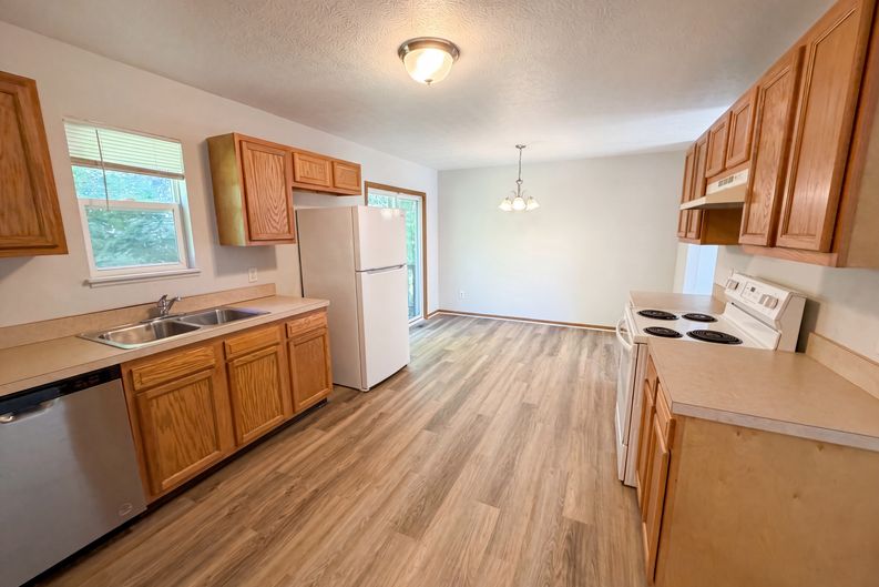 Photo 14 of 19 of 1004 Bellows St, Akron, OH