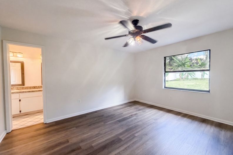 Photo 4 of 21 of 1711 Avant St, Valrico, FL