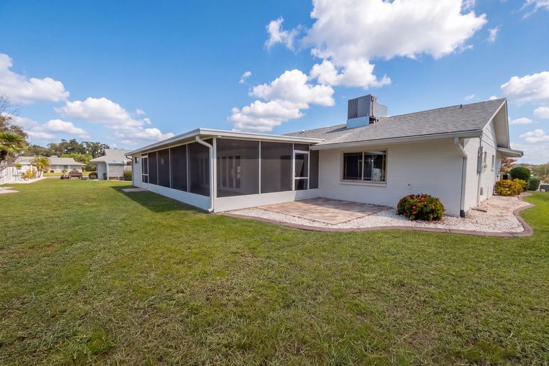 Photo 5 of 31 of 1818 Danbury Dr, Sun City Center, FL