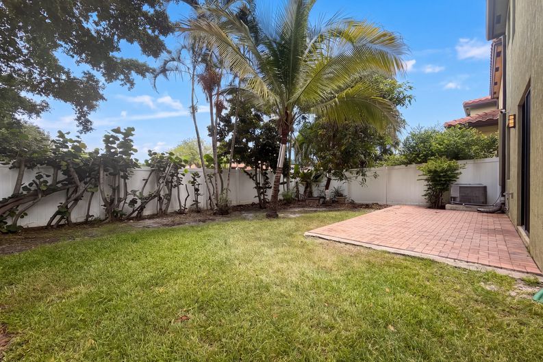 Photo 23 of 30 of 4967 NW 59th St, Tamarac, FL