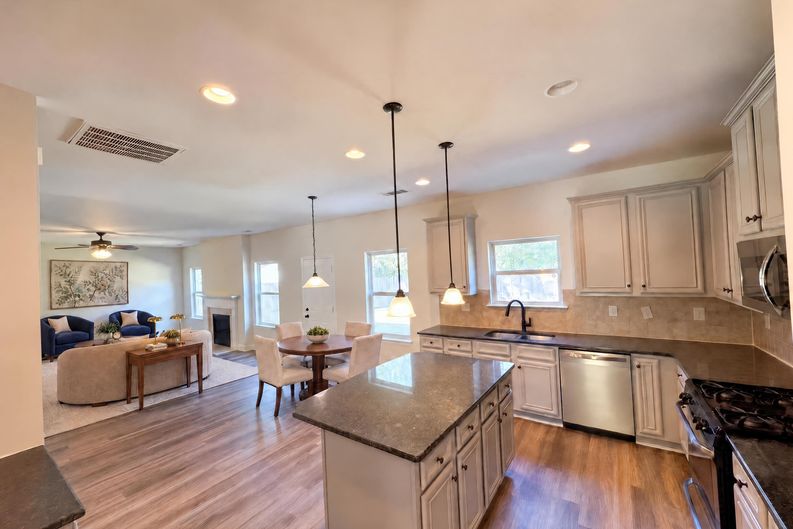 Photo 6 of 26 of 4025 Village Crossing Cir, Ellenwood, GA