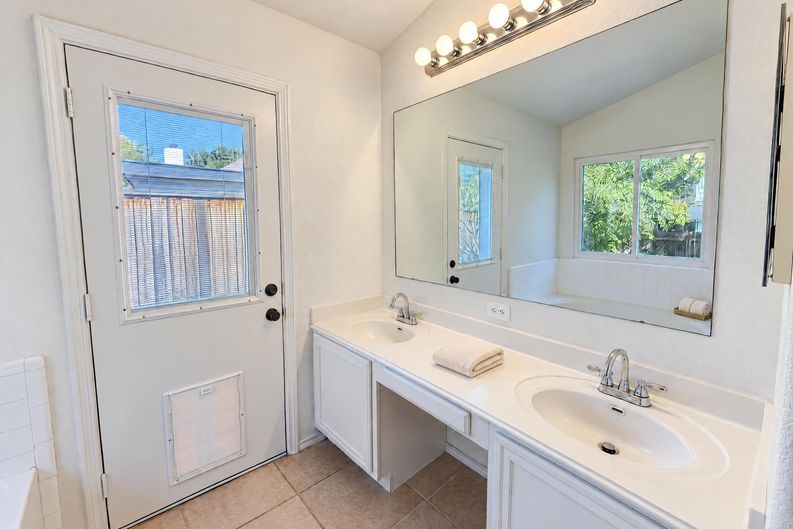 Photo 12 of 17 of 16712 Shipshaw River Dr, Leander, TX