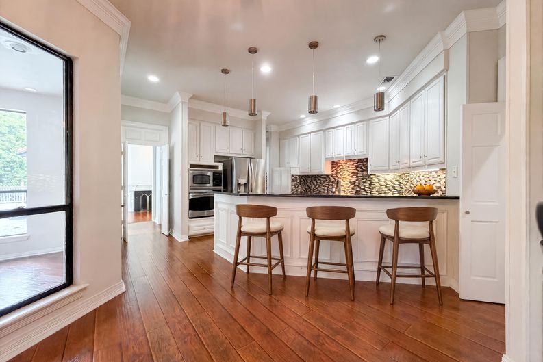 Photo 6 of 28 of 2405 Castle Rock Rd, Arlington, TX
