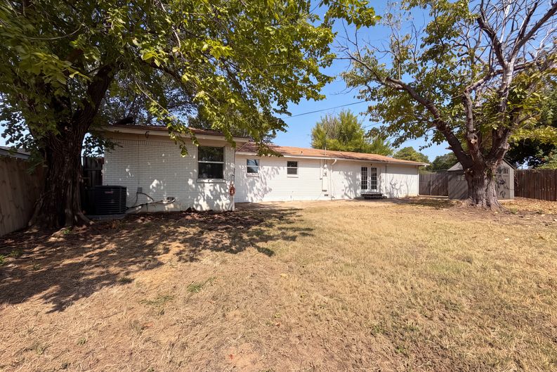Photo 5 of 28 of 832 Central Dr, Bedford, TX
