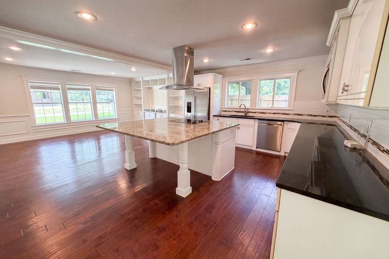 Photo 6 of 20 of 829 W 2nd North St, Summerville, SC