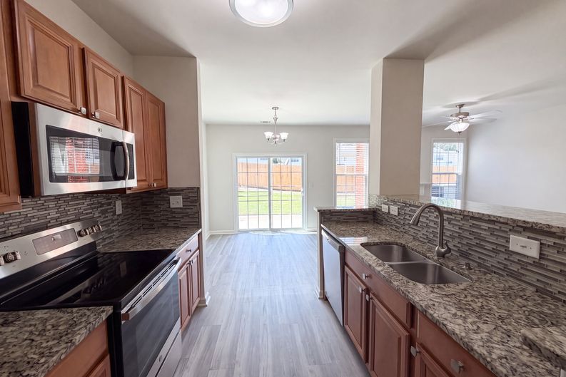 Photo 6 of 23 of 1019 Ivydale Cir, Lawrenceville, GA