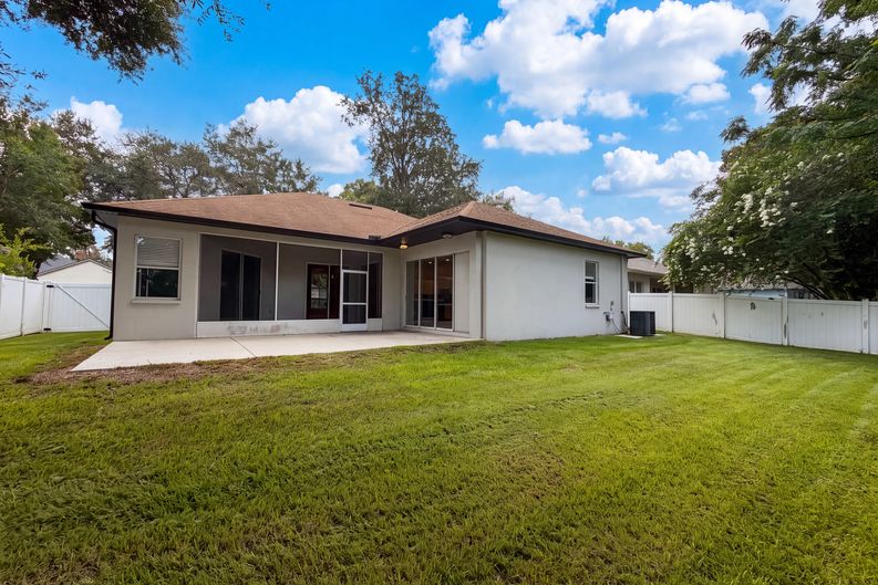 Photo 5 of 24 of 222 Taylor Bay Ln, Brandon, FL