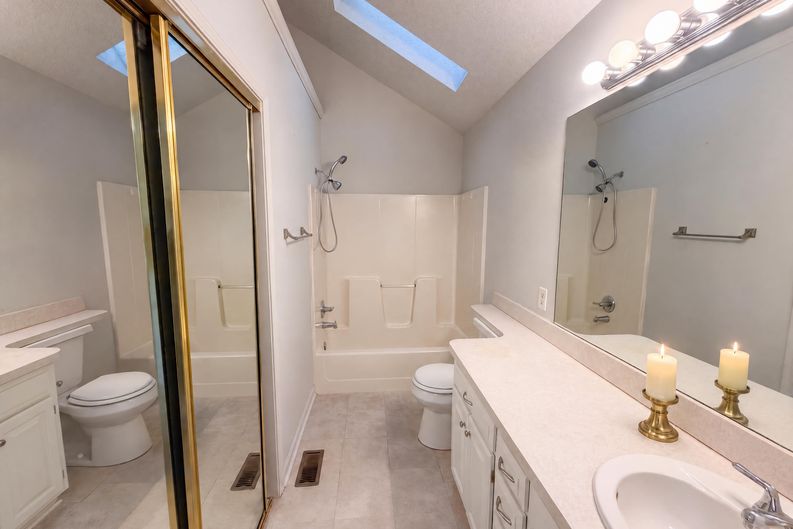 Photo 10 of 25 of 801 Courtland Ct, Belton, MO