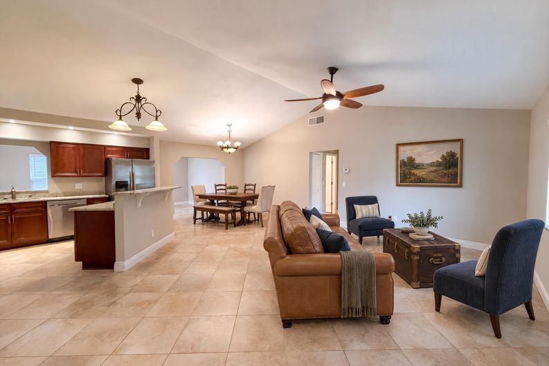 Photo 3 of 26 of 881 Vicksburg St, Deltona, FL