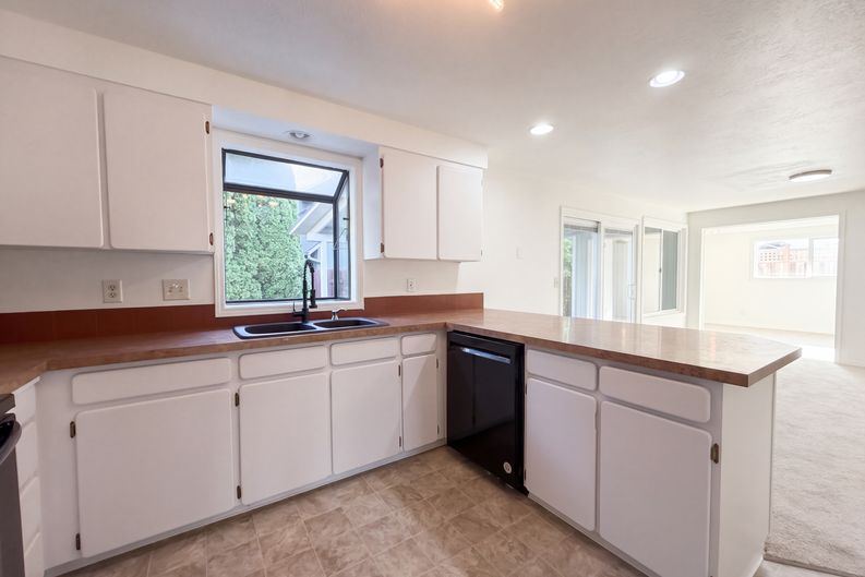 Photo 6 of 23 of 5810 NW Landing Dr, Portland, OR